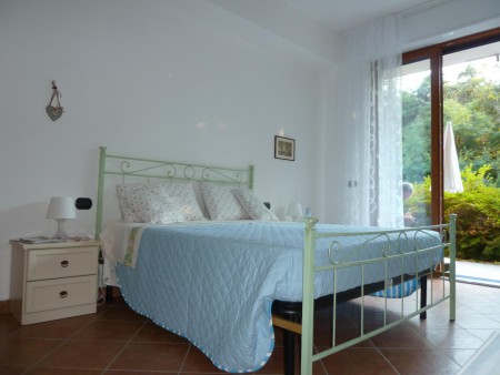 Una stanza famiglia ...con tante rose ..grande dove c'è posto x tutti... e x i bimbi si accede direttamente al giardino  ..con un bagno privato tutto rosa